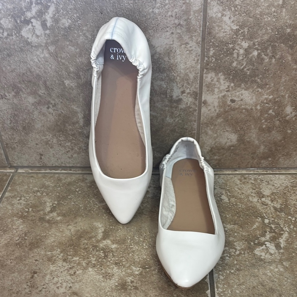 Crown & Ivy Flats Timeless Elegance
